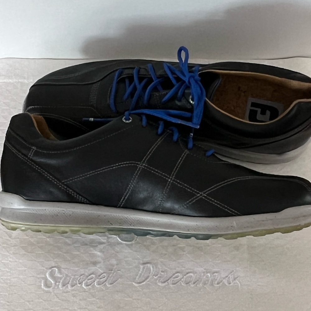 Mens size 11 FOOT JOY VERSALUXE all leather golf shoe. No longer made.
